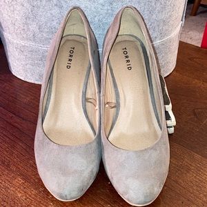 Torrid Gray velvet shoes. Size 8W